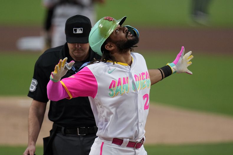 El dominicano Fernando Tatis, de los Padres de San Diego, festeja un jonrón de dos carreras conseguido en el juego del viernes 1 de septiembre de 2023, ante los Gigantes de San Francisco (AP Foto/Gregory Bull)