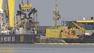 Varias grúas izan el casco del superyate Bayesian, que se hundió cerca de Palermo, Sicilia, el 19 de agosto de 2024, en las operaciones de recuperación frente al poblado de Porticciolo el viernes 20 de junio de 2025. (Rosalia Bonfardino)