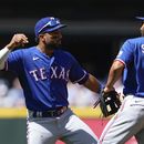 Ezequiel Durán, de los Rangers de Texas, celebra con su compañero de equipo Marcus Semien (2) después de una victoria por 4-3 en contra de los Marineros de Seattle, en el juego de béisbol del miércoles 10 de mayo de 2023, en Seattle. (AP Foto/Lindsey Wasson)