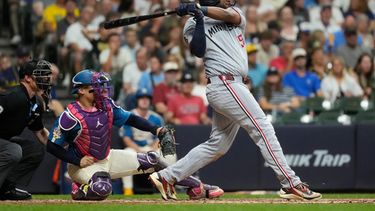 Josh Bell, de los Mellizos de Minnesota, pega un sencillo remolcador ante los Cerveceros de Milwakee, el viernes 7 de agosto de 2026 (AP Foto/Aaron Gash)
