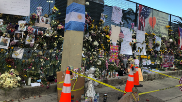 removeran el memorial improvisado frente al champlain tower en surfside