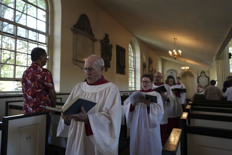 El servicio religioso en la Christ Church de Filadelfia el 6 de octubre del 2024. (AP foto/Luis Andres Henao)