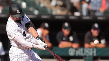 Randal Grichuk, de los Medias Blancas de Chicago, conecta un jonrón de dos carreras durante la tercera entrada de un partido de béisbol contra los Rockies de Colorado, el domingo 27 de septiembre de 2026, en Chicago. (Foto AP/Melissa Tamez)