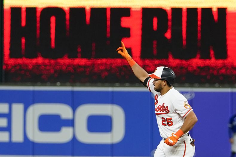 El venezolano Anthony Santander, de los Orioles de Baltimore, recorre las bases luego de conectar un jonrón en el octavo inning del juego ante los Azulejos de Toronto, el miércoles 23 de agosto de 2023 (AP Foto/Julio Cortez)