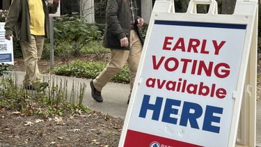 Unas personas salen después de votar en un centro de votación en Sandy Springs, Georgia, el 15 de octubre de 2024. (Foto AP/Jeff Amy)