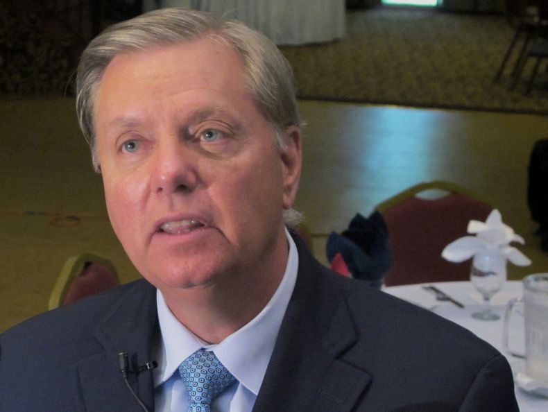 El senador republicano Lindsey Graham en una foto de archivo del 3 de septiembre del 2013, habla con un periodista despu&eacute;s de un discurso en Goose Creek, Carolina del Sur. Los senadores republicanos John McCain, de Arizona, y Graham, volvieron a pe