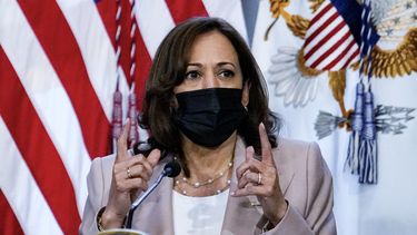 Debate de aborto en Indiana atrae a manifestantes y a Harris