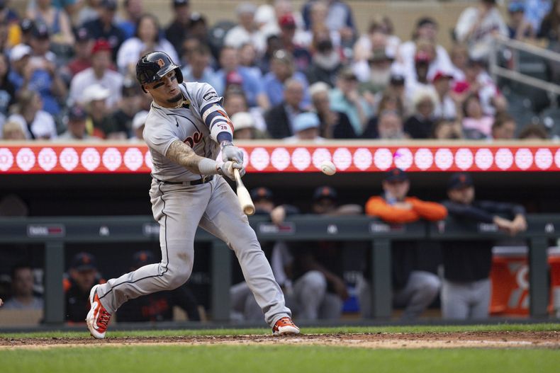 El puertorriqueño Javier Báez, de los Tigres de Detroit, conecta un triple en el juego del jueves 15 de junio de 2023, ante los Mellizos de Minnesota (AP Foto/Bailey Hillesheim)