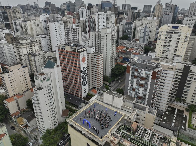 Un grupo de mujeres asisten a una clase de spinning class en el helipuerto de un hotel en Sao Paulo, el 18 de marzo de 2025. (AP Foto/Andre Penner)