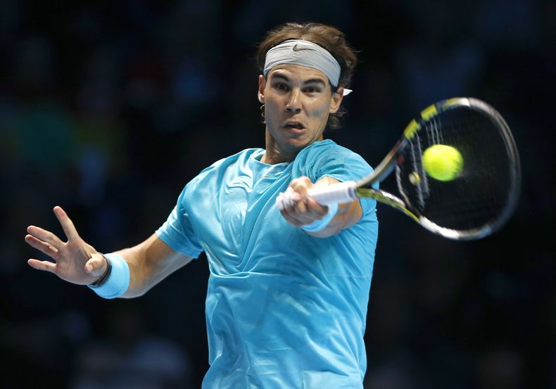 El espa&ntilde;ol Rafael Nadal devuelve una pelota ante su compatriota David Ferrer en la Copa Masters el martes, 5 de noviembre de 2013, en Londres. (AP Photo/Kirsty Wigglesworth)