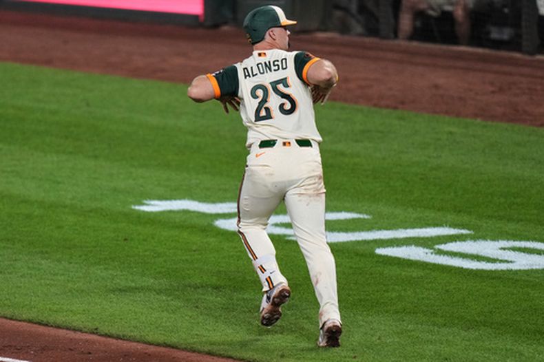 Pete Alonso, de los Orioles de Baltimore, corre las bases después de batear un cuadrangular de dos carreras durante la quinta entrada del juego de béisbol de Grandes Ligas ante los Rays de Tampa Bay, el viernes 21 de agosto de 2026, en Baltimore. (AP Foto/Stephanie Scarbrough)