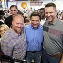 ARCHIVO - El gobernador de Florida, Ron DeSantis, centro, posa para la foto con partidarios durante un acto de recaudación de fondos para el legislador republicano Randy Feenstra, 13 de mayo de 2023, en Sioux Center, Iowa. DeSantis comienza su campaña presidencial en Iowa al inicio de una semana en la que irá a 12 ciudades de tres estados y pondrá a prueba su mensaje de que es el oponente republicano más poderoso al expresidente Donald Trump, con quien compite por la candidatura presidencial de 2024. (AP Foto/Charlie Neibergall. File)