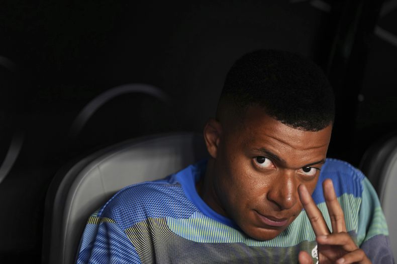Kylian Mbappé en la banca del Real Madrid previo al partido contra Juventus en los octavos de final del Mundial de Clubes, el martes 1 de julio de 2025, en Miami Gardens, Florida. (AP Foto/Rebecca Blackwell)