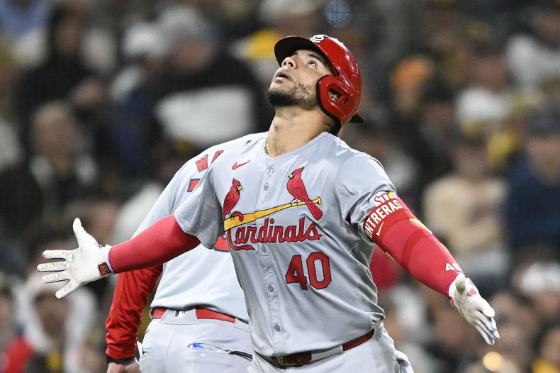 Willson Contreras, pelotero venezolano de los Cardenales de San Luis, festeja su jonrón de dos carreras ante los Padres de San Diego, el martes 2 de abril de 2024 (AP Foto/Denis Poroy)