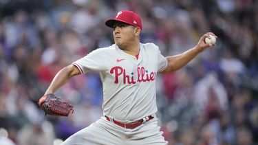 El venezolano Ranger Suárez, abridor de los Filis de Filadelfia, lanza ante los Rockies de Colorado el sábado 13 de mayo de 2023 (AP Foto/David Zalubowski)