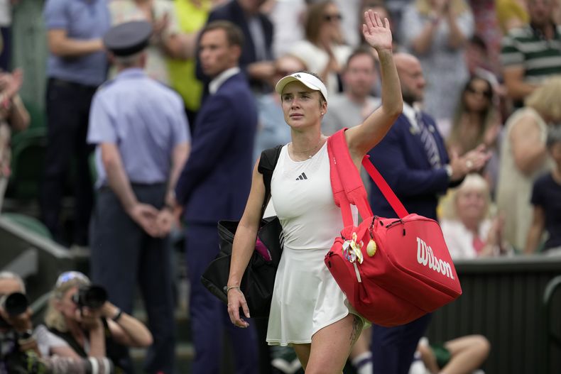 Elina Svitolina tras sucumbir ante Marketa Vondrousova en las semifinales del torneo de Wimbledon, el jueves 13 de julio de 2023, en Londres. (AP Foto/Kin Cheung)