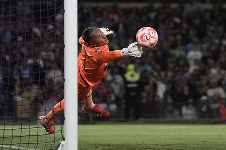 El costarricense Keylor Navas, arquero de Pumas, realiza una atajada en el partido de la Liga MX ante Cruz Azul, el sábado 14 de marzo de 2026 (AP Foto/Eduardo Verdugo)