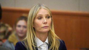 ARCHIVO - Gwyneth Paltrow reacciona al veredicto en su juicio el 30 de marzo de 2023 en Park City, Utah. En una decisión publicada el sábado 29 de abril de 2023, la corte confirmó el veredicto del jurado que encontró que Paltrow no tuvo la culpa de una colisión con Terry Sanderson en 2016 y dijo que Sanderson no estaría obligado a pagar los honorarios de los abogados de Paltrow y había acordado no apelar el veredicto. (Foto AP/Rick Bowmer, Pool, archivo)