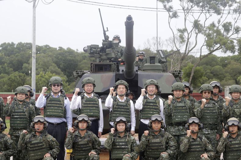 El presidente de Taiwán, Lai Ching-te, en el centro a la izquierda en segunda fila, posa con soldados durante unas maniobras con fuego real en el condado Hsinchu, Taiwán, el jueves 10 de julio de 2025. (AP Foto/Chiang Ying-ying)