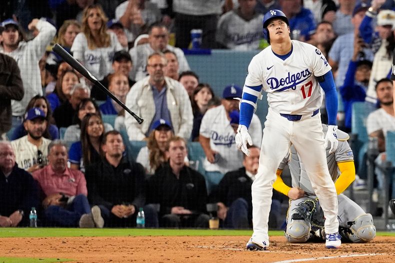 El japonés Shohei Ohtani, de los Dodgers de Los Ángeles, conecta su segundo jonrón en el cuarto juego de la Serie de Campeonato de la Liga Nacional ante los Cerveceros de Milwaukee, el viernes 17 de octubre de 2025 (AP Foto/Mark J. Terrill)