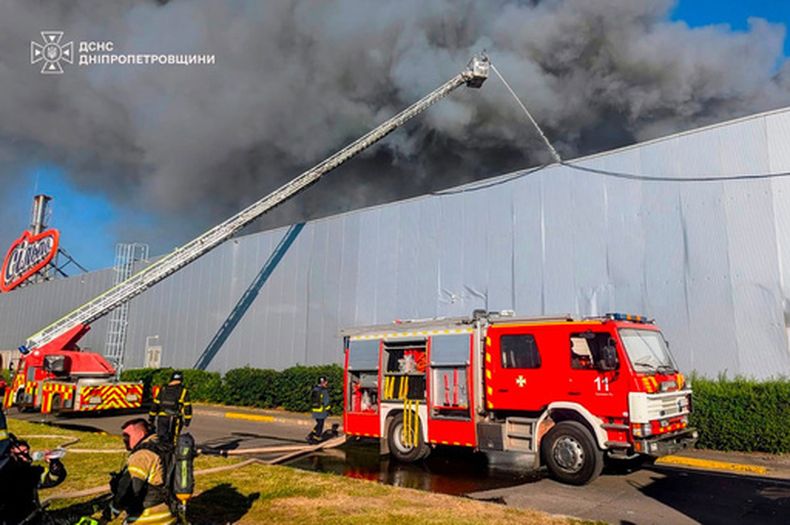 En la imagen, proporcionada por el Servicio de Emergencia Ucraniano, un grupo de bomberos combaten un incendio en un centro comercial ocurrido tras un ataque ruso con drones en Kryvyi Rih, Ucrania, el viernes 21 de agosto de 2026. (Servicio de Emergencia Ucraniano vía AP)
