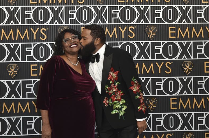 Doris Bowman, izquierda, y Anthony Anderson llegan a la 75a edición de los Premios Emmy el lunes 15 de enero de 2024 en el Teatro Peacock de Los Ángeles. (Foto Richard Shotwell/Invision/AP)