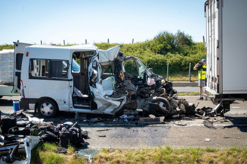 En la imagen, un minibús dañado tras una colisión en la autopista M1 cerca de Gyor, Hungría, el 12 de junio de 2026. (Csaba Krizsan/MTI via AP)