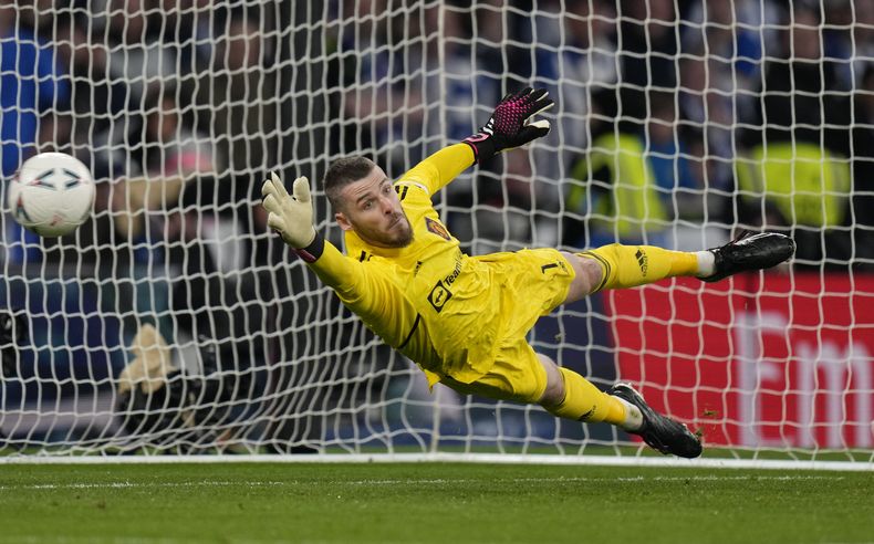 El portero del Manchester United David de Gea intenta atajar un penal durante la semifinal de la Copa FA ante el Brighton and Hove Albion, el domingo 23 de abril de 2023, en Londres. (AP Foto/Alastair Grant, Archivo)