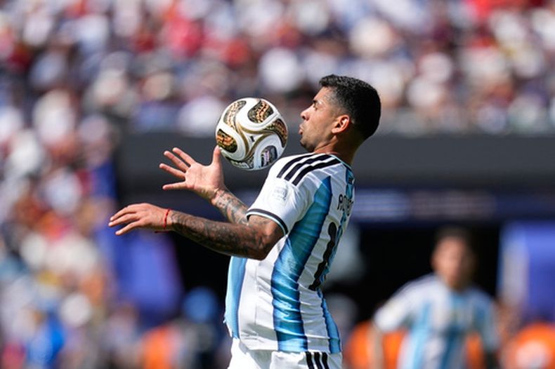 El argentino Cristian Romero controla el balón durante la final de la Copa Mundial ante España el domingo 19 de julio del 2026. (AP Foto/Ashley Landis)