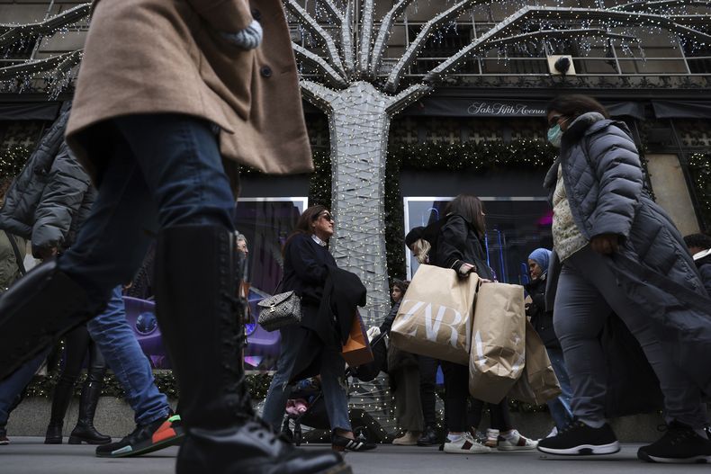 Personas caminan por la Quinta Avenida durante el Black Friday, el 25 de noviembre de 2022, en Nueva York. (AP Foto/Julia Nikhinson)