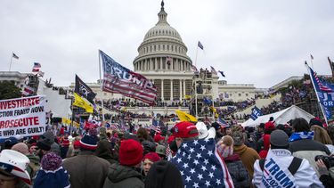 ARCHIVO - Manifestantes leales al presidente Donald Trump se concentran en el Capitolio de Estados Unidos, en Washington, el 6 de enero de 2021. (AP Foto/Jose Luis Magana, Archivo)