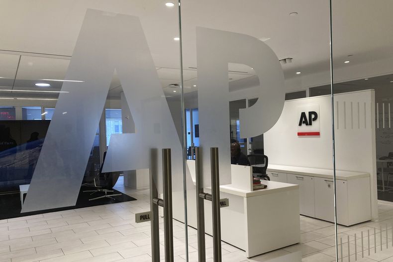 El logo de The Associated Press en la entrada de la agencia, el 13 de julio de 2023, en Nueva York. (AP Foto/Aaron Jackson, Archivo)