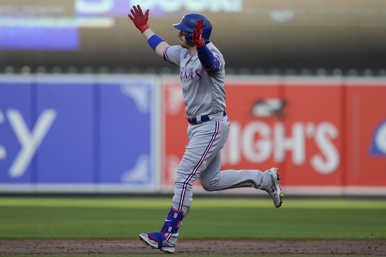 Mitch Garver de los Rangers de Texas tras batear un grand slam ante los Orioles de Baltimore en el segundo juego de la serie divisional de la Liga Americana, el domingo 8 de octubre de 2023, en Baltimore. (AP Foto/Alex Brandon)