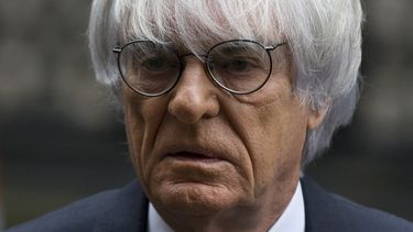 americateve | El presidente y director de la F&oacute;rmula 1 Bernie Ecclestone a su llegada a la corte superior de Londres en noviembre de 2013. Ecclestone fue absuelto de una acusaci&oacute;n de corrupci&oacute;n por la venta de los derechos de la F1 el jueves 20 de