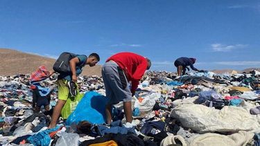 video: venezolano emigrante en chile busca ropa en el desierto de quique