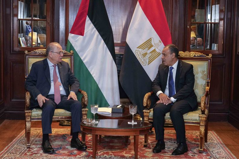 El secretario general de la Liga Árabe, Ahmed Aboul Gheit, a la derecha, se reúne con el primer ministro palestino, Mohammed Mustafa, durante su visita a la sede de la Liga Árabe en El Cairo, Egipto, el jueves 6 de febrero de 2025. (AP Foto/Amr Nabil)