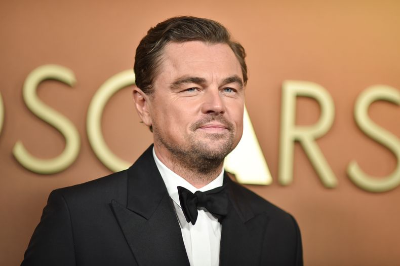 Leonardo DiCaprio llega a la 16ª edición de los Premios de los Gobernadores el domingo 16 de noviembre de 2025 en el salón Ray Dolby de Los Ángeles. (Foto Richard Shotwell/Invision/AP)
