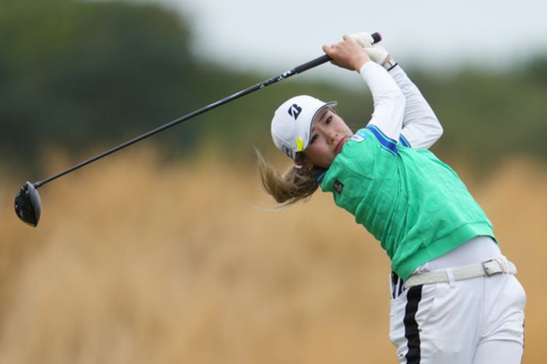 Shiho Kuwaki (de Japón) realiza un golpe de salida (drive) desde el tercer tee durante la cuarta ronda del campeonato de golf Abierto Británico Femenino (Womens British Open) en Lytham St Annes, Inglaterra, el domingo 2 de agosto de 2026. (Foto AP/Jon Super)