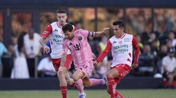 El delantero del Inter Miami Lionel Mess avanza con el balón mientras lo defienden Raúl Sánchez y José Rodríguez del Necaxa de México en el duelo de la Leagues Cup el sábado 2 de agosto del 2025. (AP Foto/Rebecca Blackwell)