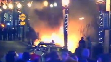 americateve | Decenas de detenciones han tenido lugar en Nueva York a causa de las protestas en contra de la decisión de no juzgar a un policía que causó la muerte de un ciudadano tras paralizarlo con una llave de estrangulación.