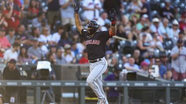 Ramírez logra otros 4 hits; Guardianes vencen a Rockies