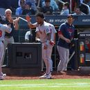 Tsung-Che Cheng (39) y Ceddanne Rafaela (centro derecha), de los Medias Rojas de Boston, reaccionan tras una carrera anotada por Cheng gracias a un sencillo conectado por Jarren Duran durante la novena entrada de un partido de béisbol contra los Mets de Nueva York, el domingo 12 de julio de 2026, en Nueva York. (Foto AP/Pamela Smith)