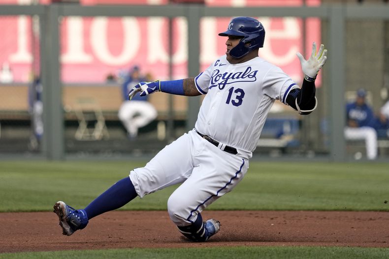 El venezolano Salvador Pérez, de los Reales de Kansas City, se desliza en la intermedia durante el juego ante los Medias Blancas de Chicago, el 10 de mayo de 2023 (AP Foto/Charlie Riedel)