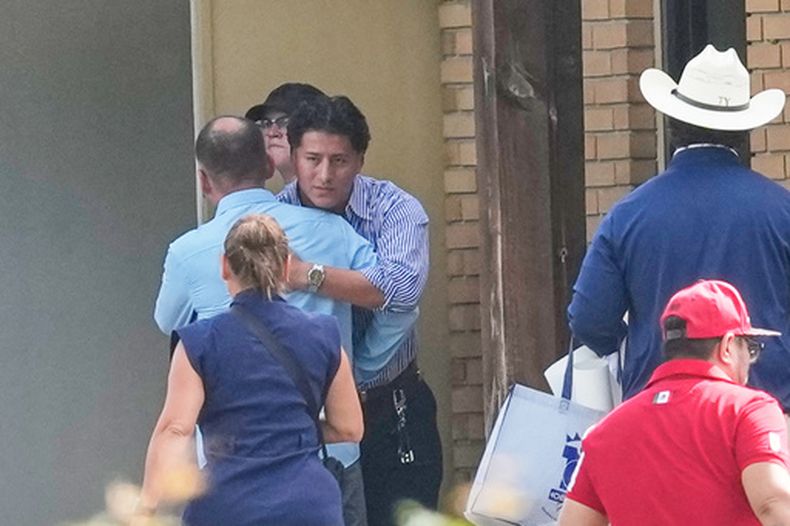 Ronaldo Salgado, hijo de Lorenzo Salgado Araujo, quien fuera asesinado de un disparo por un agente del ICE la semana pasada, recibe abrazos fuera de un funeral público en honor a su padre, el jueves 16 de julio de 2026, en Houston. (AP Foto/David J. Phillip)