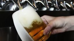 ARCHIVO - Un camarero sirve una cerveza artesanal en el Liquid Love Brewing en Buffalo Grove, Illinois, el jueves 9 de febrero de 2022. (AP Foto/Nam Y. Huh, Archivo)