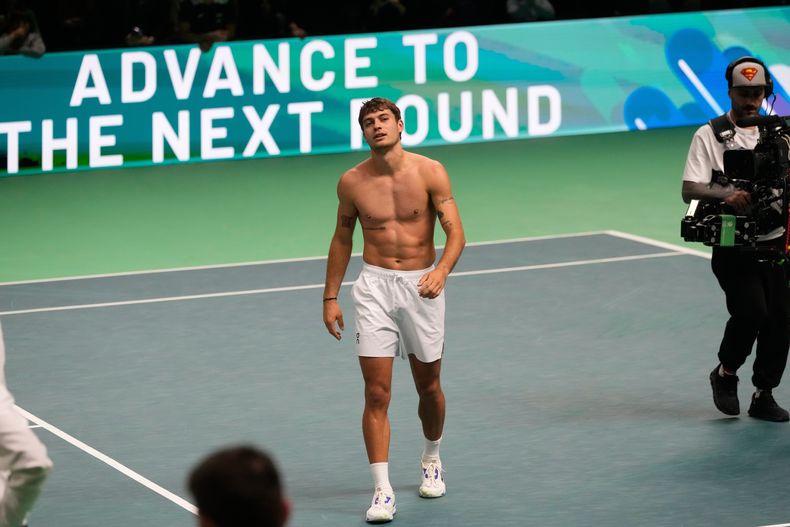 Flavio Cobolli, de Italia, celebra después de ganar contra Zizou Bergs, de Bélgica, durante un juego individual de semifinales de la Copa Davis entre Italia y Bélgica, en Bolonia, Italia, el viernes 21 de noviembre de 2025. (AP Photo/Luca Bruno)