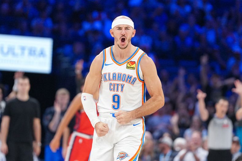 El base del Thunder de Oklahoma City Alex Caruso celebra una canasta durante el encuentro ante los Clippers de Los Ángeles el domingo 25 de octubre del 2026. (AP Foto/Kyle Phillips)