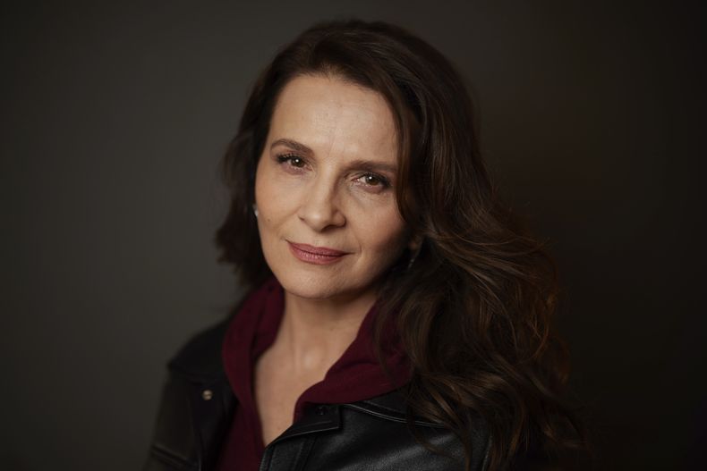 Juliette Binoche posa para un retrato para promover la película The Return el miércoles 4 de diciembre de 2024 en Nueva York. (Foto Matt Licari/Invision/AP)