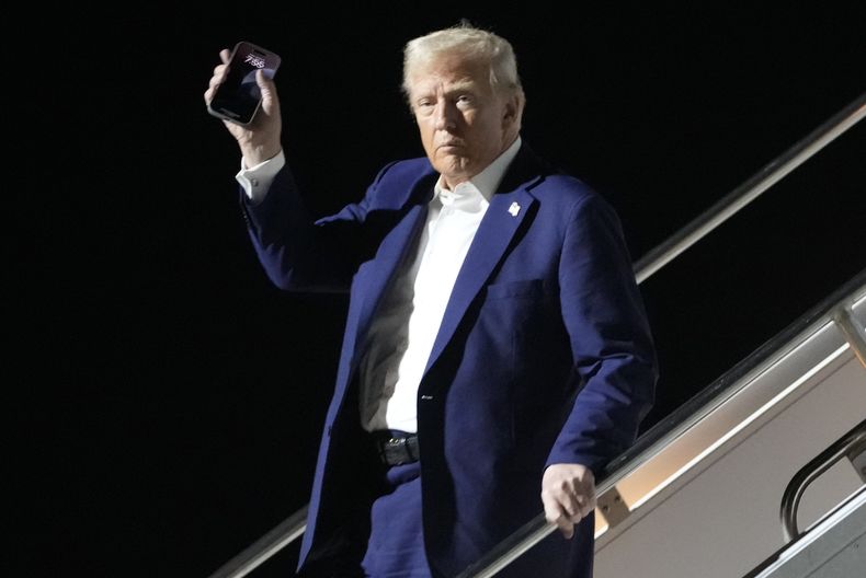 El presidente Donald Trump llega en el Air Force One al Aeropuerto Internacional Harry Reid en Las Vegas, el viernes 24 de enero de 2025. (AP Foto/Mark Schiefelbein)