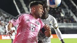 El defensa del Inter Miami Jordi Alba da un cabezazo al balón superando al mediocampista del Cavalier Jalmaro Calvin en el encuentro de la Liga de Campeones de la CONCACAF el jueves 6 de marzo del 2025. (AP Foto/Lynne Sladky)